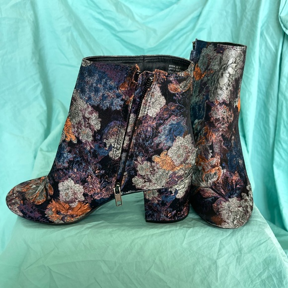 Zigi Soho purple floral brocade boots. - Picture 2 of 3